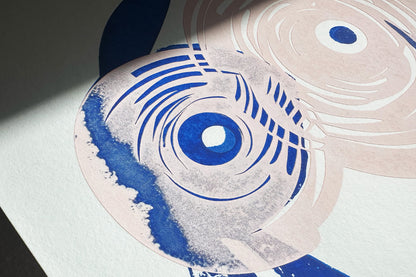 Detailansicht hypnotischer, blauer Siebdruck IRIS auf handgeschöpftem Papier