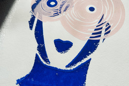 Detailansicht hypnotischer, blauer Siebdruck IRIS auf handgeschöpftem Papier
