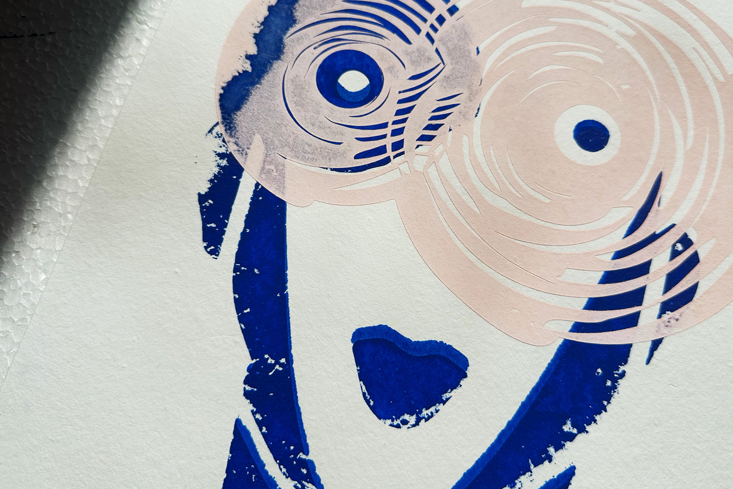 Detailansicht hypnotischer, blauer Siebdruck IRIS auf handgeschöpftem Papier