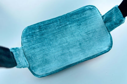 Hinteransicht einer Bauchtasche aus Samt von Jeff EveryPieceAFriend. Die Tasche ist blau und hat ein schwarzes Gurtband. 