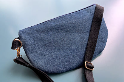 Gesamtansicht Rückenansicht einer großen Bauchtasche aus upcycled Denim. Die Tasche hat ein schwarzes Gurtband.
