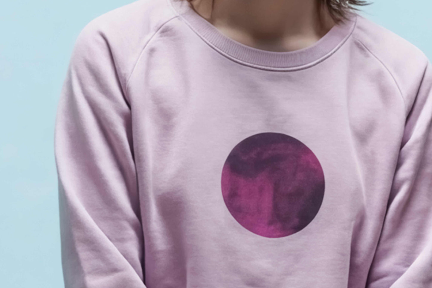 Frau trägt Light Pink Pulli mit einzigartigem Siebdruck-Farbverlauf und Raglanärmeln