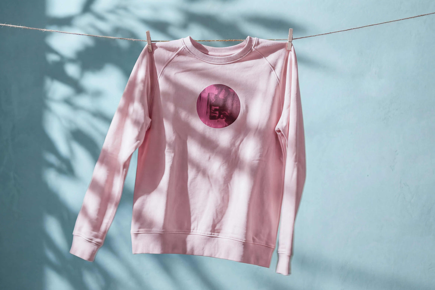 Light Pink Pulli auf Wäscheleine mit einzigartigem Siebdruck