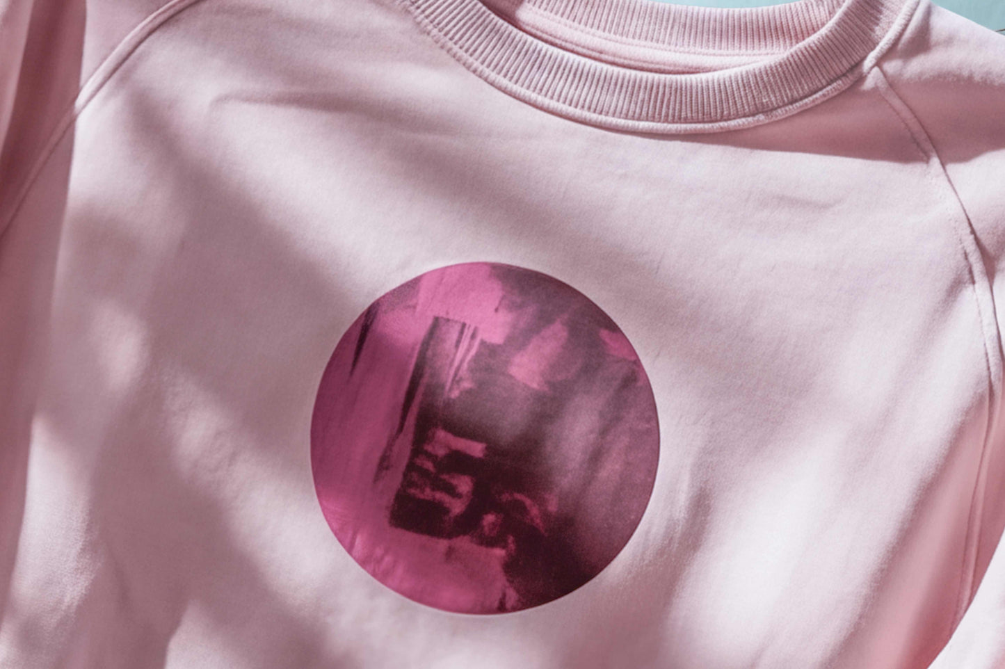  Light Pink Pulli mit einzigartigem Siebdruck und Raglanärmeln