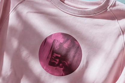  Light Pink Pulli mit einzigartigem Siebdruck und Raglanärmeln