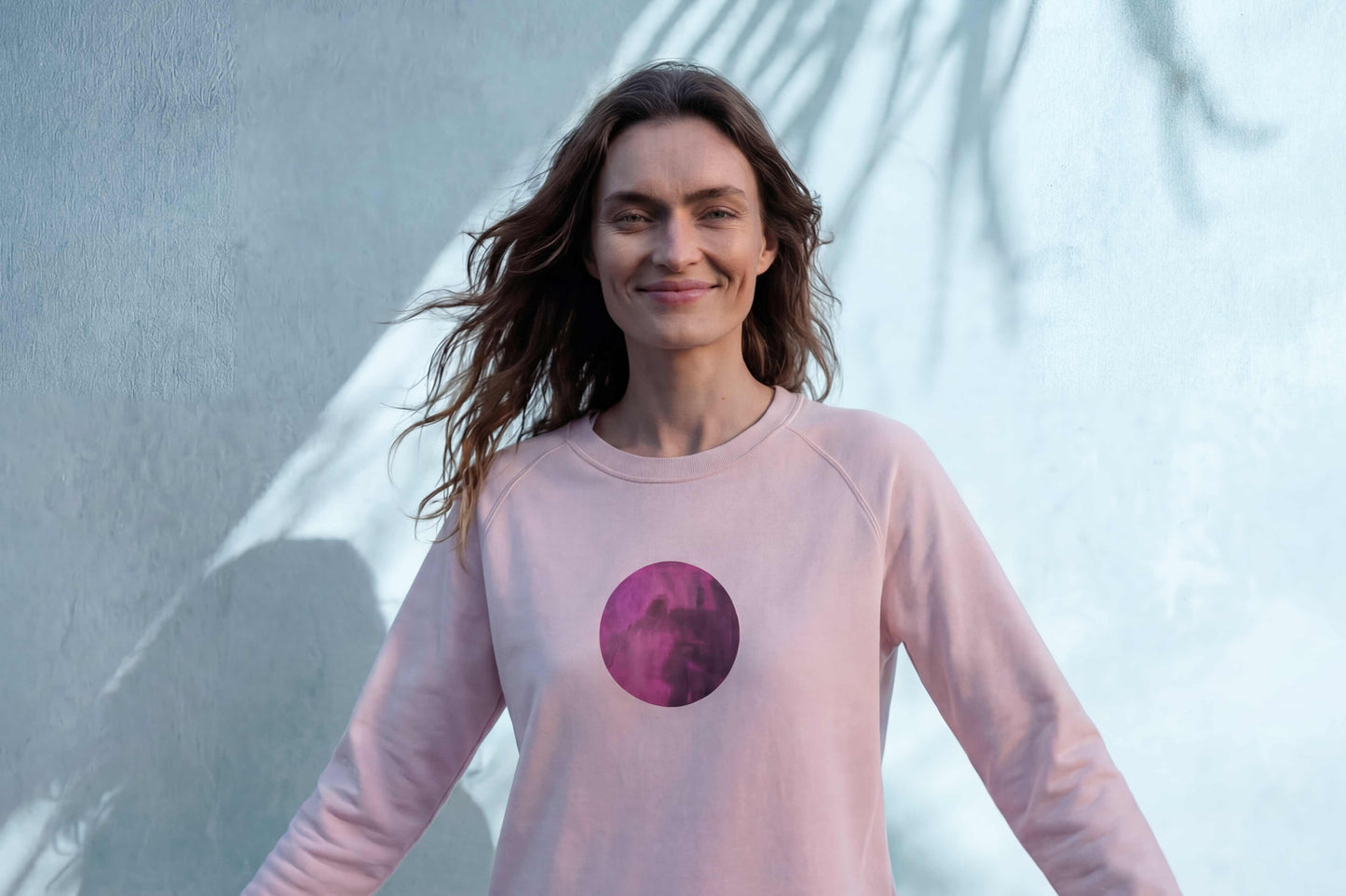 Lachende Frau trägt Light Pink Pulli mit einzigartigem Siebdruck und Raglan