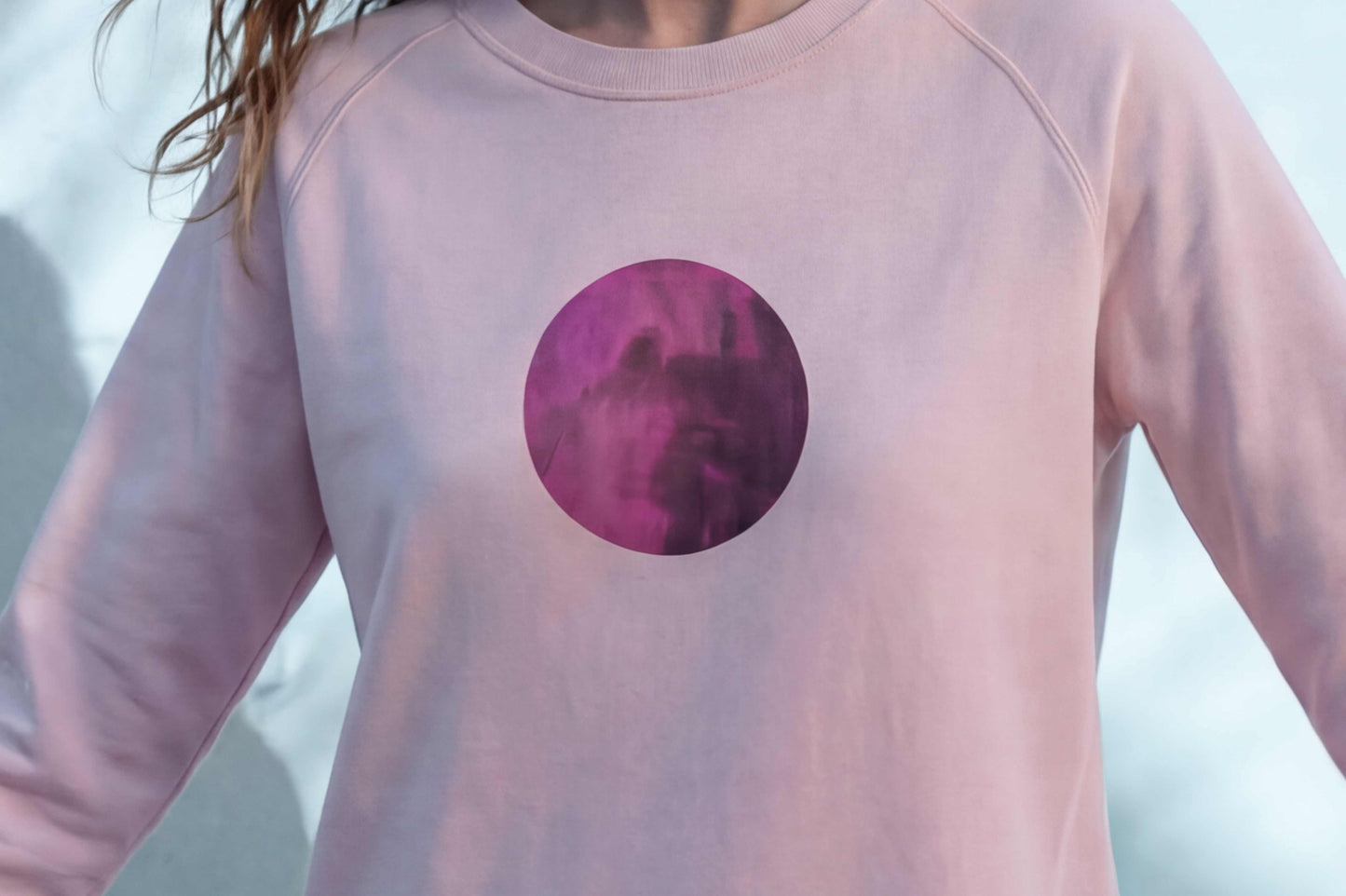 Frau trägt Light Pink Pulli mit einzigartigem Siebdruck und Raglan