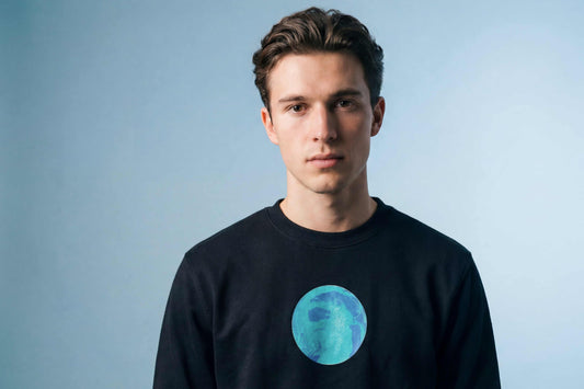 mann trägt schwarzes sweatshirt mit einzigartigem Siebdruck Farbverlauf