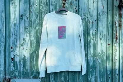 Frontansicht von hellblauen Unisex Sweatshirt mit lila-grün verlaufendem Druck von einem großen Rechteck auf der Brust, bedruckt mit Siebdruck. Siebdruck von Jeff EveryPieceAFriend.