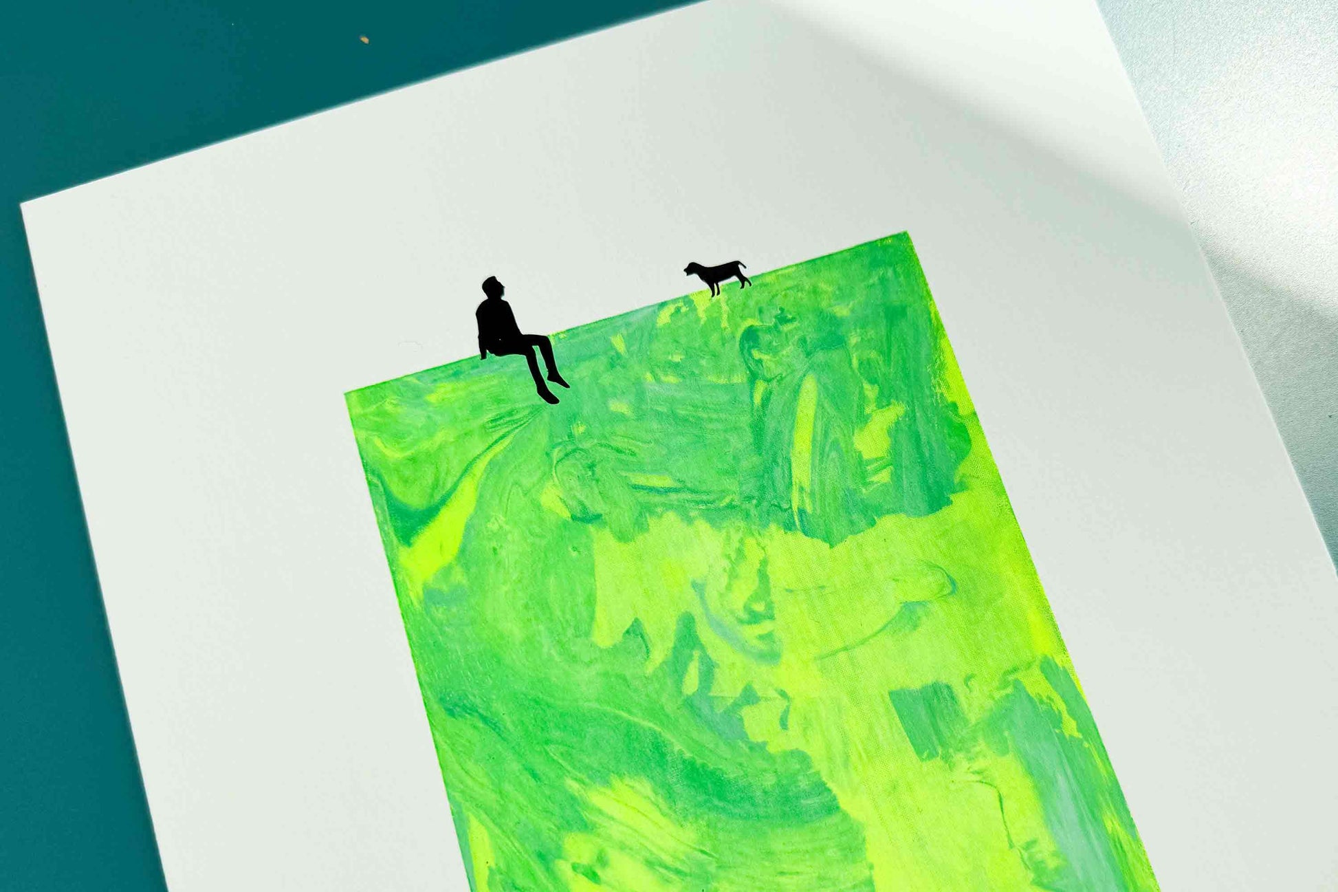 Detailansicht von Siebdruck MILO, kleine männliche schwarze Figur und Hund sitzen auf grün gelber Fläche in Neonfarben 