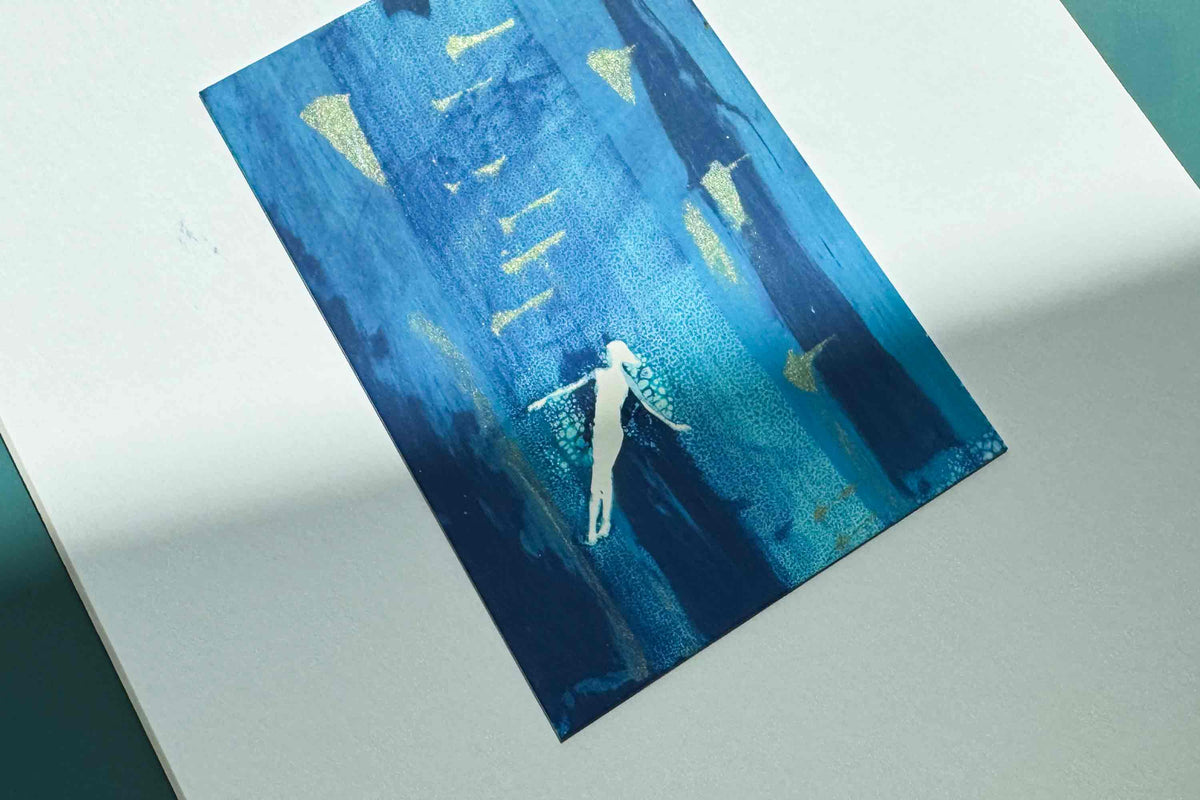 Atmosphärischer Siebdruck auf Passpartoutverschnitt, Silhouette schwimmende Frau im Wasser. Von jeff every piece a friend