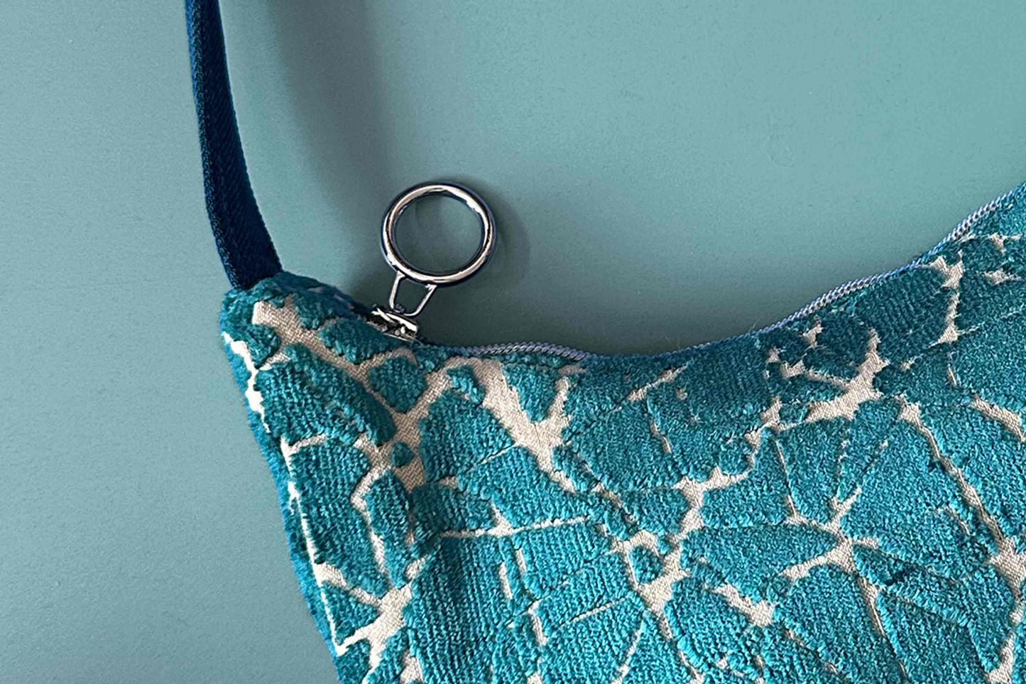 Detailansicht Handtasche mit_Innenfach aus blauem Polsterstoff LUCIA