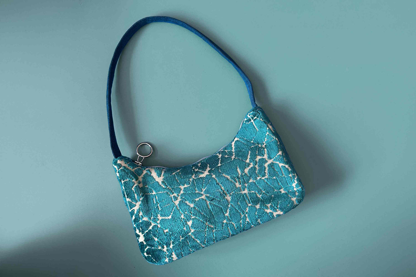 Detailansicht Handtasche mit_Innenfach aus blauem Polsterstoff LUCIA