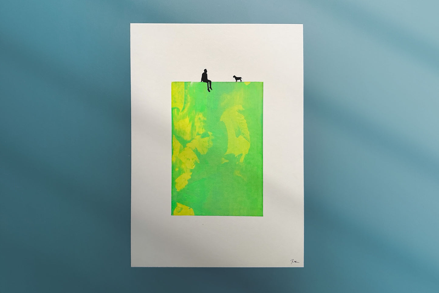 Siebdruck Gruen gelb MILO auf Passpartoutverschnitt 20x26,5cm zu sehen auf blauer Wand