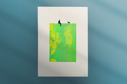 Siebdruck Gruen gelb MILO auf Passpartoutverschnitt 20x26,5cm zu sehen auf blauer Wand
