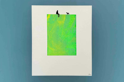 Siebdruck Gruen-gelb, Figur mit Hund MILO auf Passpartoutverschnitt, 21x25cm, zu sehen auf blauer Wand
