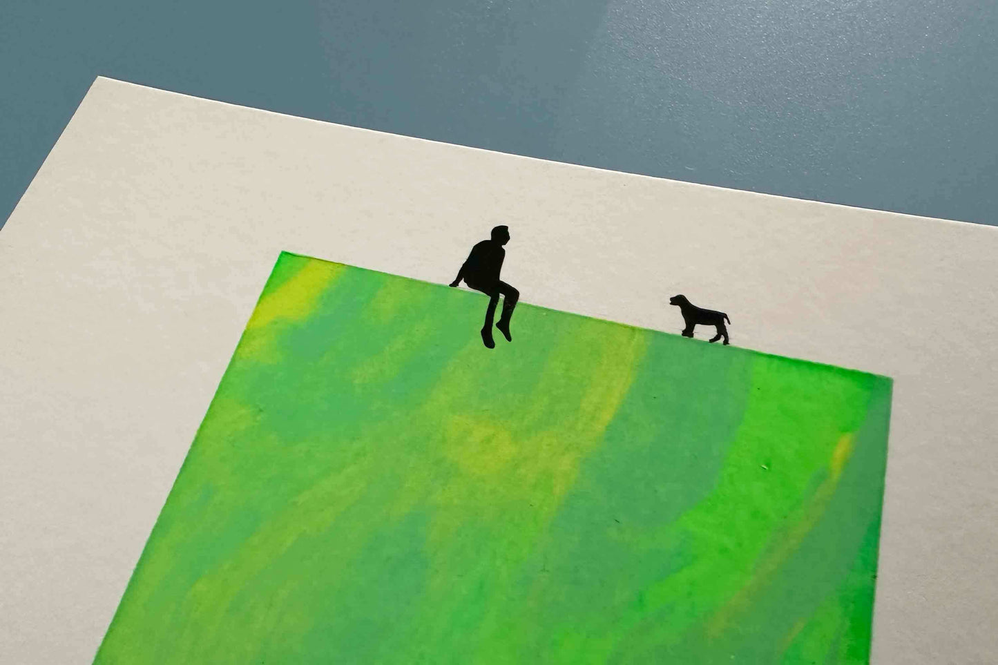 Detailansicht Siebdruck Gruen-gelb, Figur mit Hund MILO auf Passpartoutverschnitt, 21x25cm