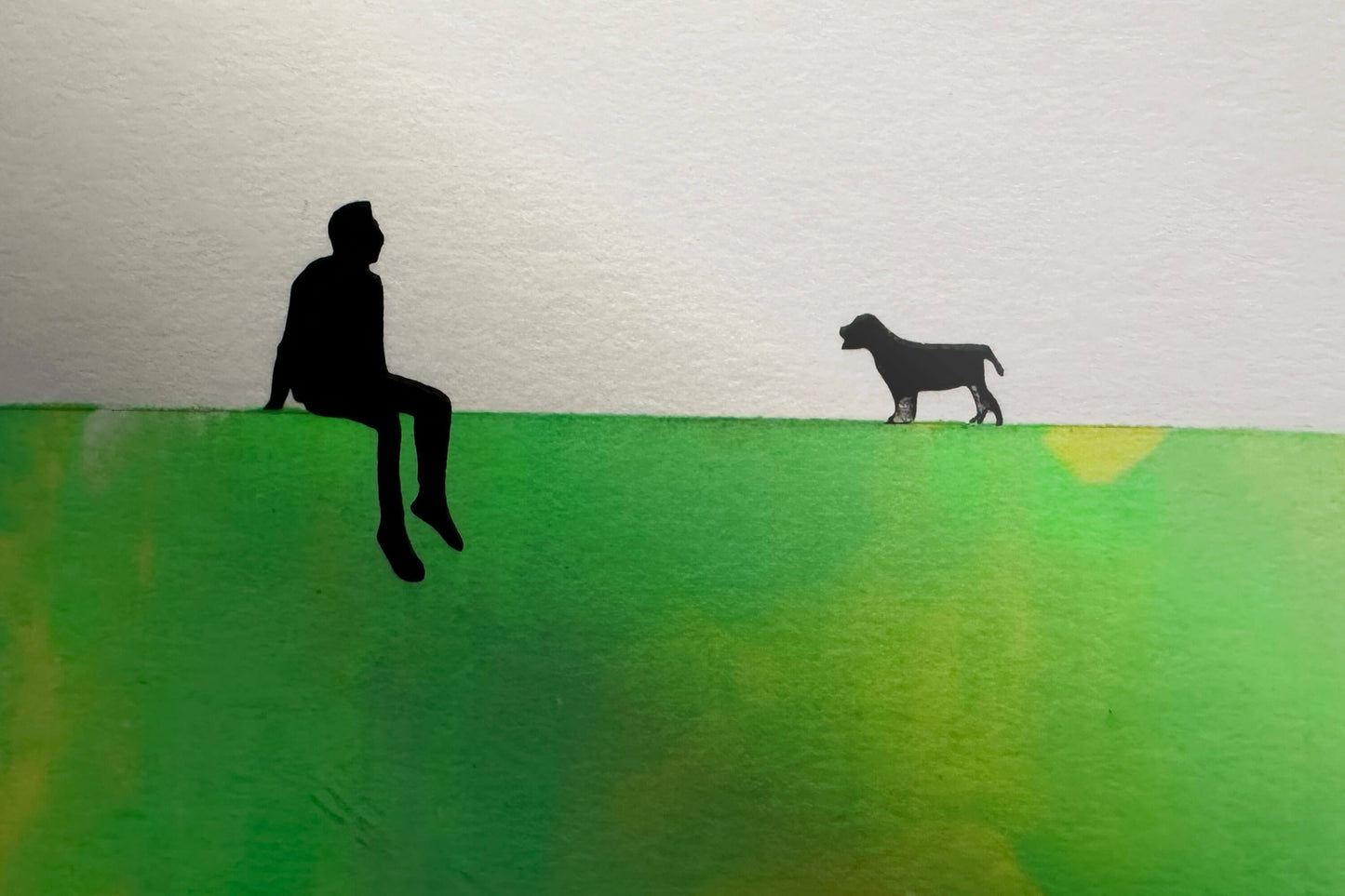 Detail Siebdruck gruen gelb MILO Figur mit Hund auf Passpartoutverschnitt 20x26,5cm zu sehen auf blauer Wand