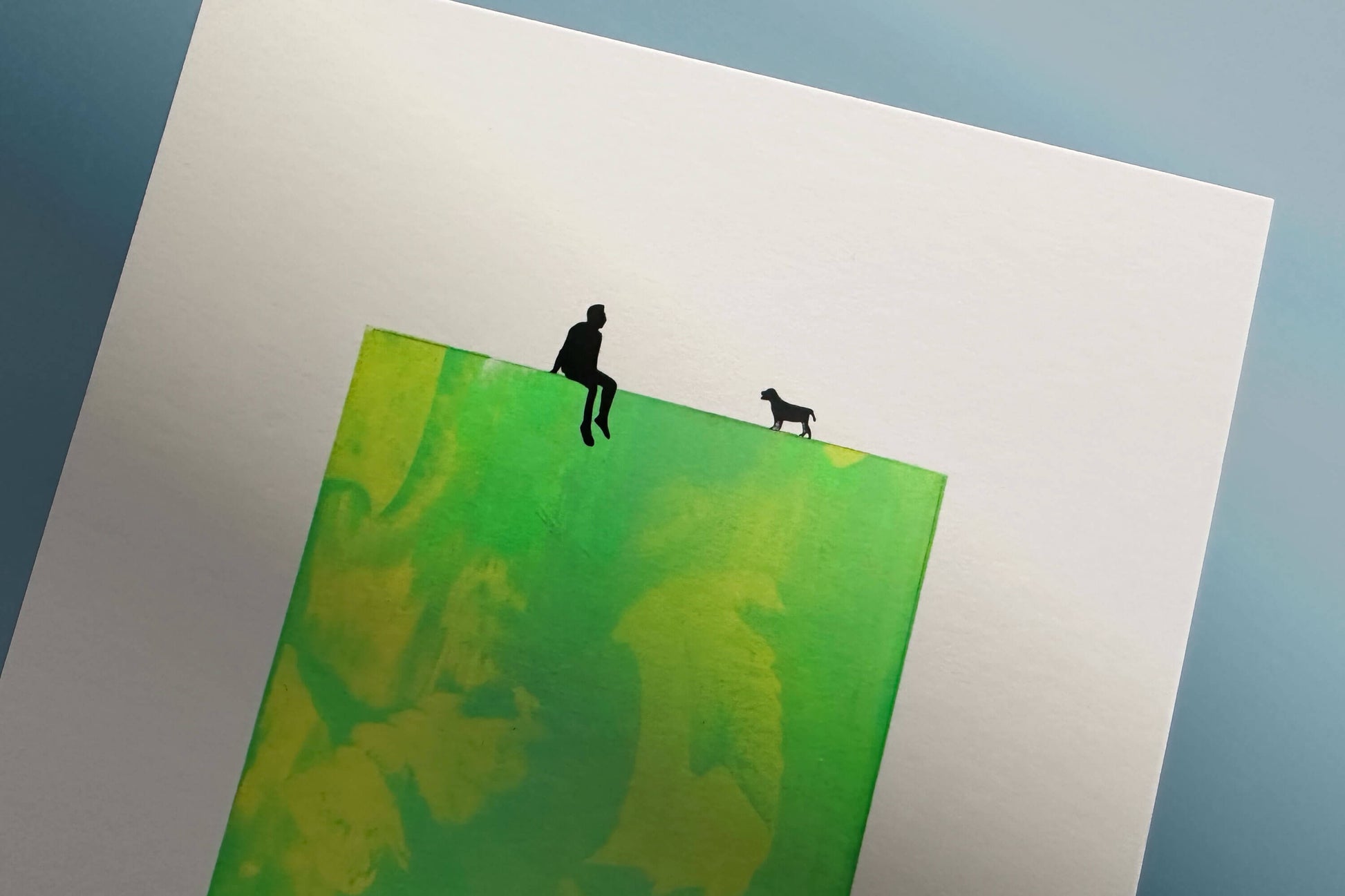 Detail Siebdruck gruen gelb MILO Figur mit Hund auf Passpartoutverschnitt 20x26,5cm zu sehen auf blauer Wand