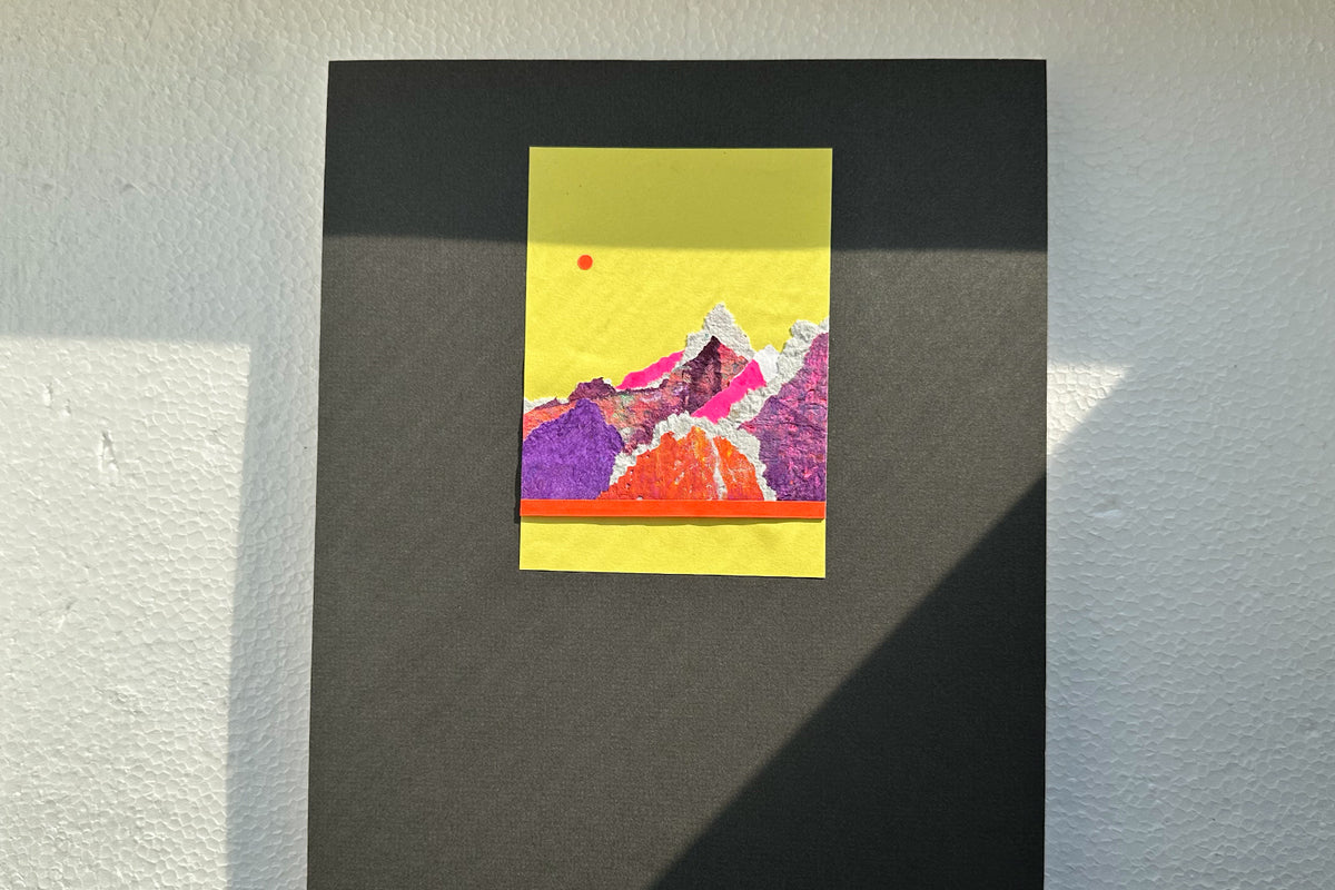 Collage von vorne zeigt eine abstrakte, pink-violette Bergkulisse auf gelben Hintergrund, umrahmt von einem schwaren, großen Passepartout. jeff-everyPieceAFriend