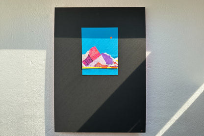 Collage von schräg oben zeigt eine abstrakte, pink-violette Bergkulisse auf blauen Hintergrund, umrahmt von einem schwarzen, großen Passepartout. jeff-everyPieceAFriend