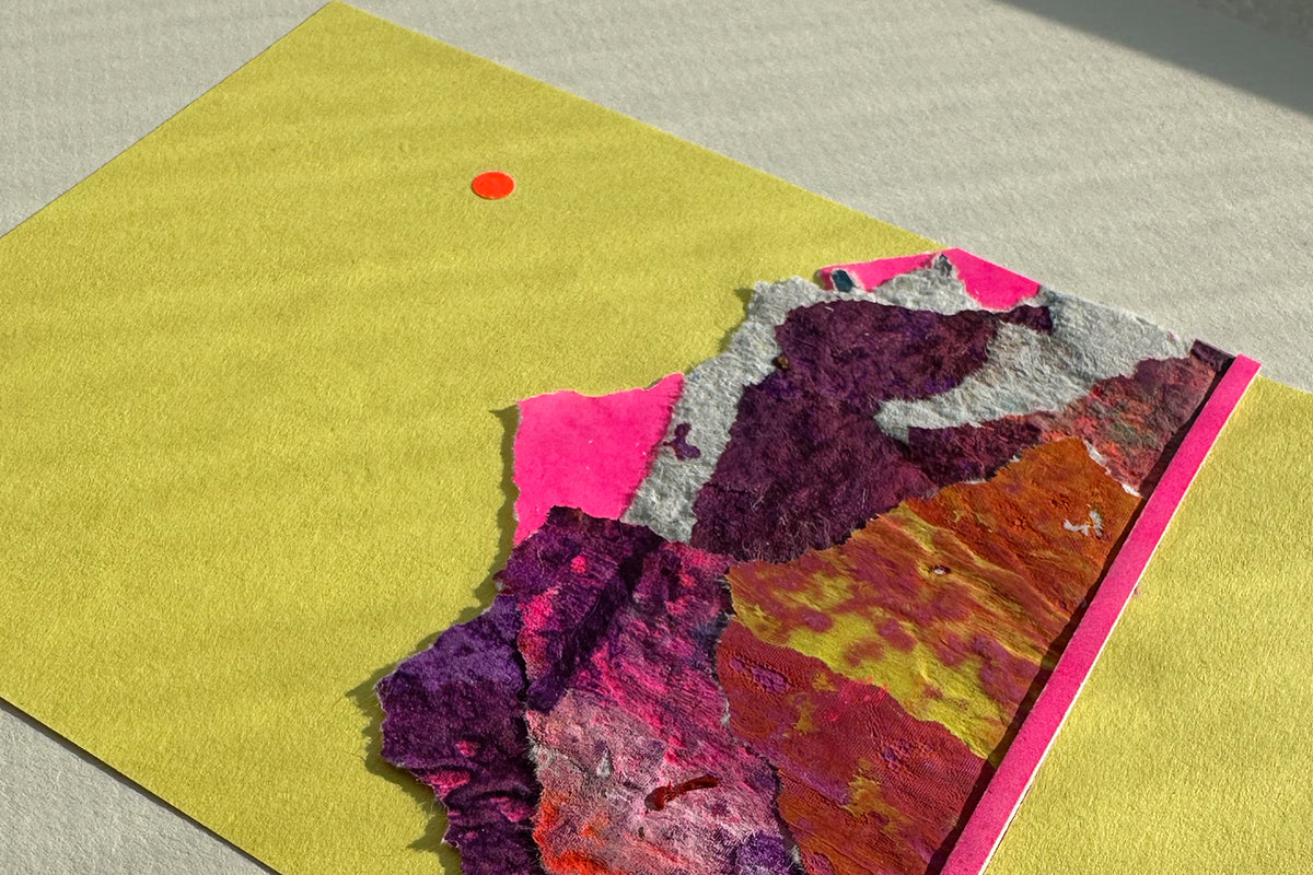 Collage von schräg oben zeigt eine abstrakte, pink-violette Bergkulisse auf gelben Hintergrund, umrahmt von einem weißen, großen Passepartout. jeff-everyPieceAFriend