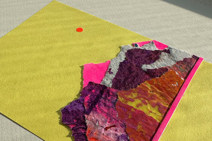 Collage von schräg oben zeigt eine abstrakte, pink-violette Bergkulisse auf gelben Hintergrund, umrahmt von einem weißen, großen Passepartout. jeff-everyPieceAFriend