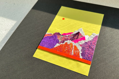 Collage von schräg oben zeigt eine abstrakte, pink-violette Bergkulisse auf gelben Hintergrund, umrahmt von einem schwarzen, großen Passepartout. jeff-everyPieceAFriend