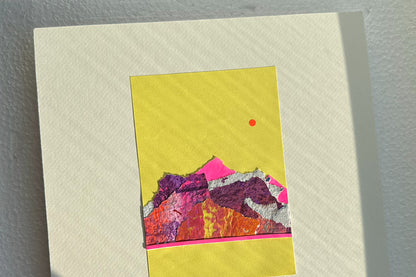 Collage von schräg oben zeigt eine abstrakte, pink-violette Bergkulisse auf gelben Hintergrund, umrahmt von einem weißen, großen Passepartout. jeff-everyPieceAFriend