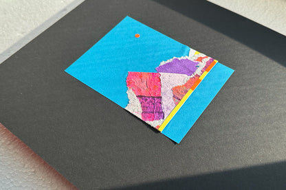 Collage von schräg oben zeigt eine abstrakte, pink-violette Bergkulisse auf blauen Hintergrund, umrahmt von einem schwarzen, großen Passepartout. jeff-everyPieceAFriend