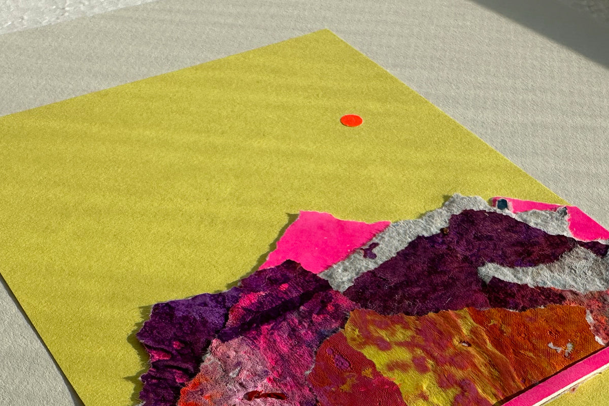 Collage von schräg oben zeigt eine abstrakte, pink-violette Bergkulisse auf gelben Hintergrund, umrahmt von einem weißen, großen Passepartout. jeff-everyPieceAFriend