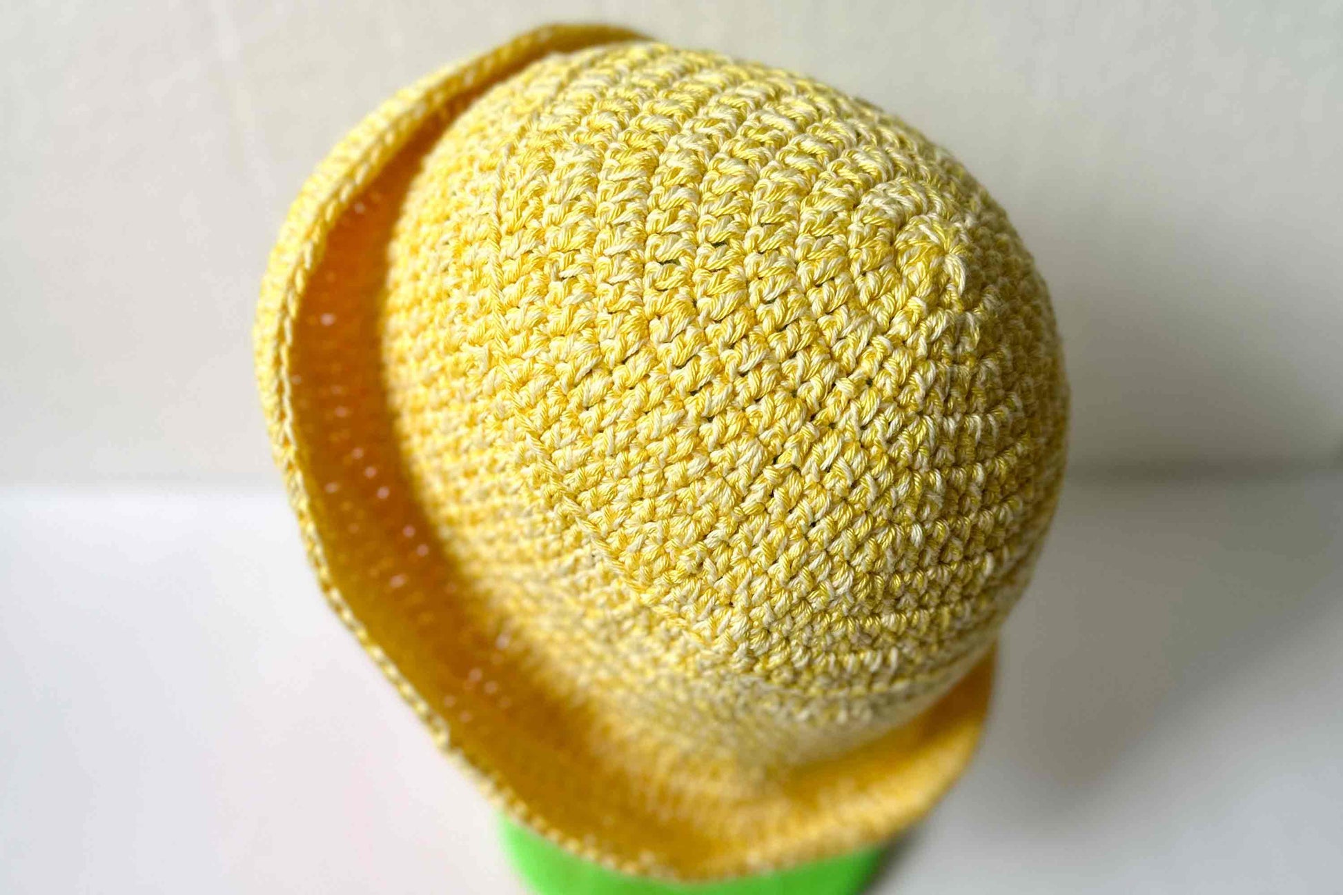 Gehäkelter gelber Anglerhut für den Sommer MAXINE von hinten, unisex