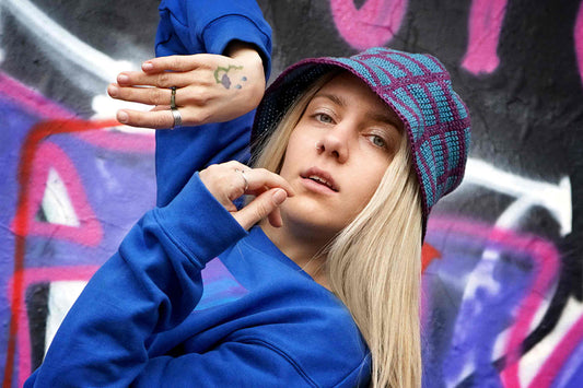 Frau trägt blau lila Anglerhut mit Rechteckmuster gehaekelt aus Hanf von jeff everypiecefreind