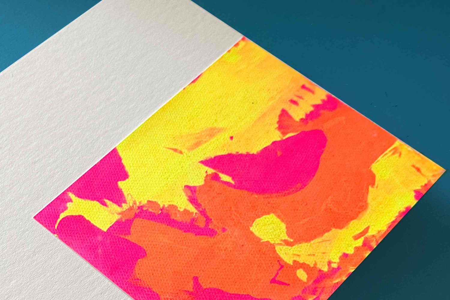 Close-Up von Siebdruck MILO gelb orange Fläche in Neonfarben 