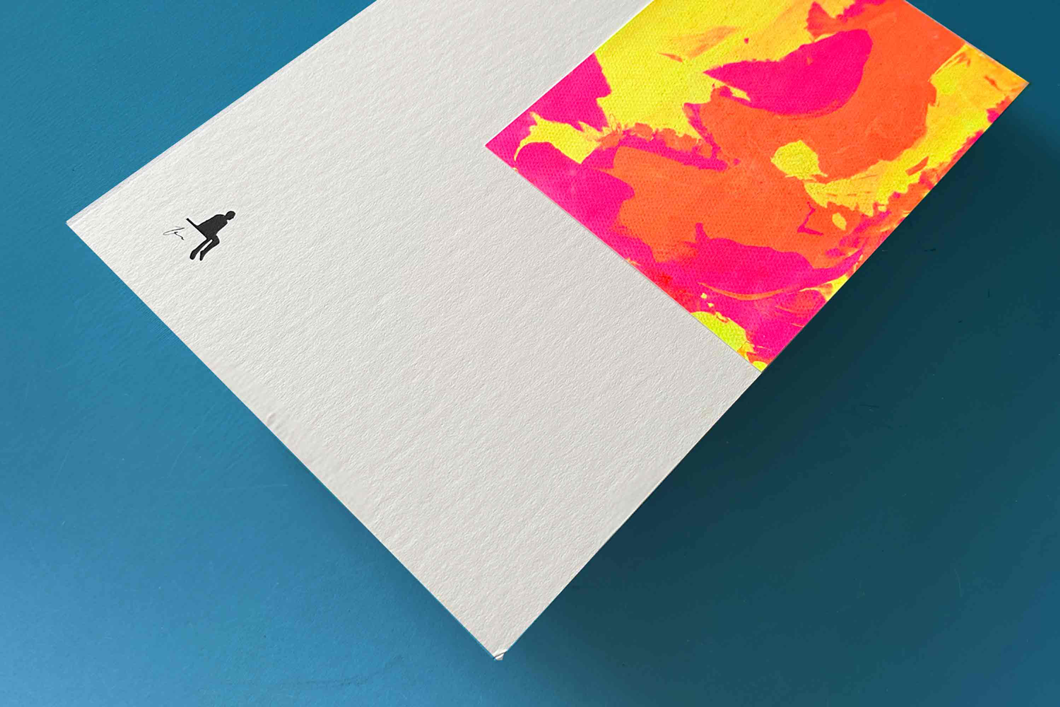Detailansicht Kunstdruck Siebdruck minimalistischer Print MILO: kleine schwarze Figur sitzt und bestaunt neonfarbenes Kunstwerk