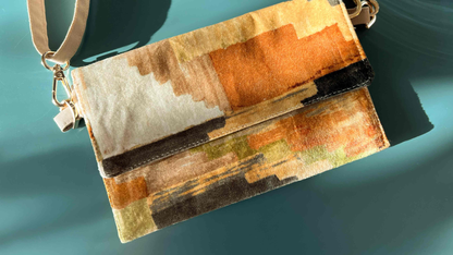 Close up der Umhängetasche DANA aus upcycling aus gelb beigem Polsterstoof 