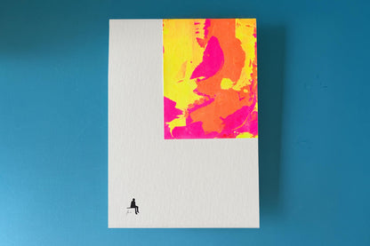 Kunstdruck Siebdruck minimalistischer Print MILO, Figur guckt auf Gemaelde. Zu sehen auf blauer Wand