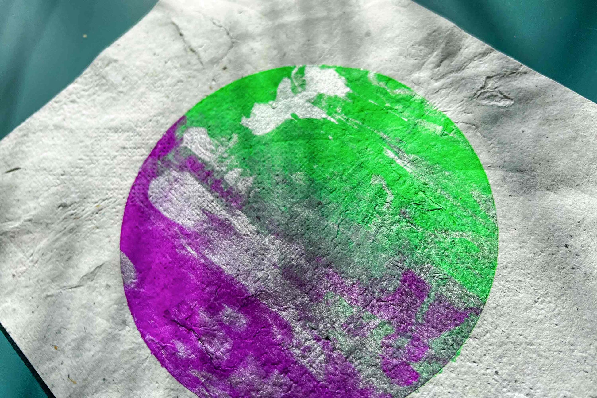Detailansicht kunstvolles Siebdruckplakat LAVA grün, lila und silber auf handgeschöpftem Papier