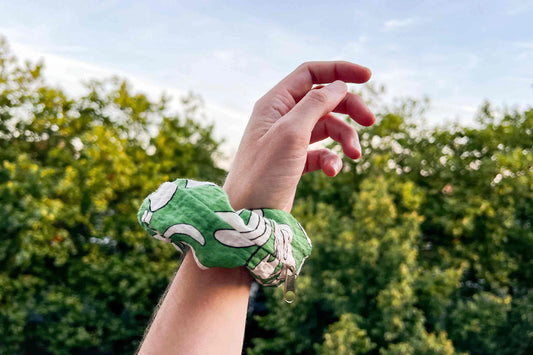 Grün weißes Haarband, Scrunchie TRULLA mit Reisverschlussfach getragen als Armband 