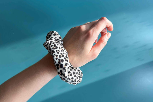 Scrunchie  TRULLA mit Leo Print als Haarband oder Haargummi mit verstecktem Reissverschlussfach aus Upcyling Material