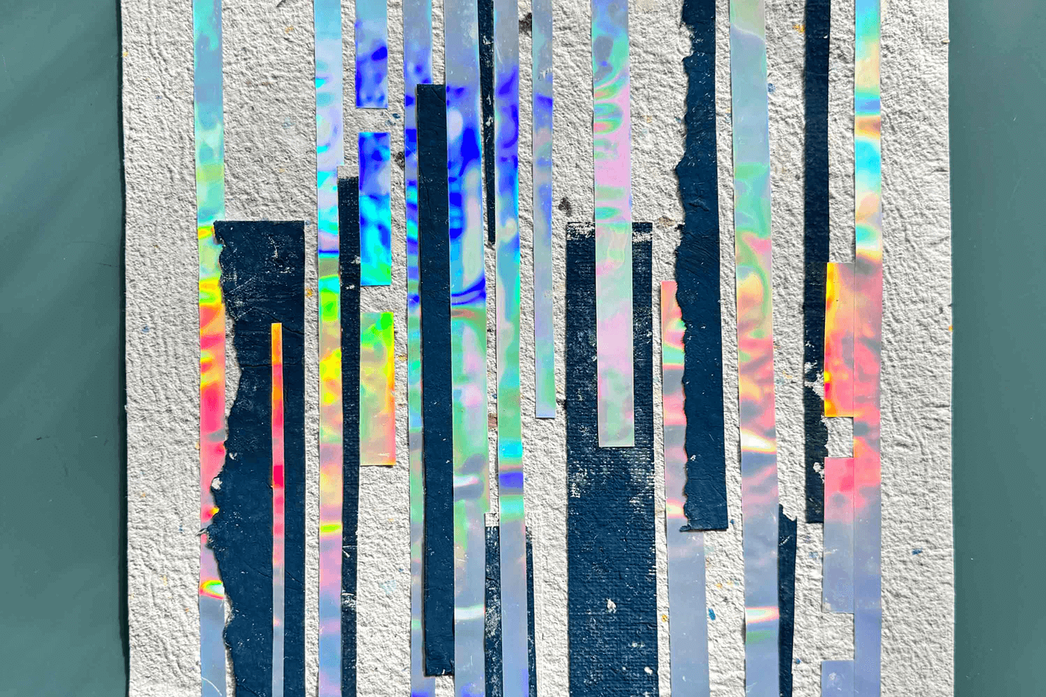 Detailansicht Collage mit blauen Siebdruckverschnitten und Verschnitte von Holofoil GLORI auf handgeschöpftem Papier