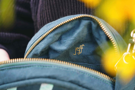 Detailansicht mit Logo von jeff im Innenleben der Umhängetasche RONDA aus upgecycelten Materialien mit Siebdruck