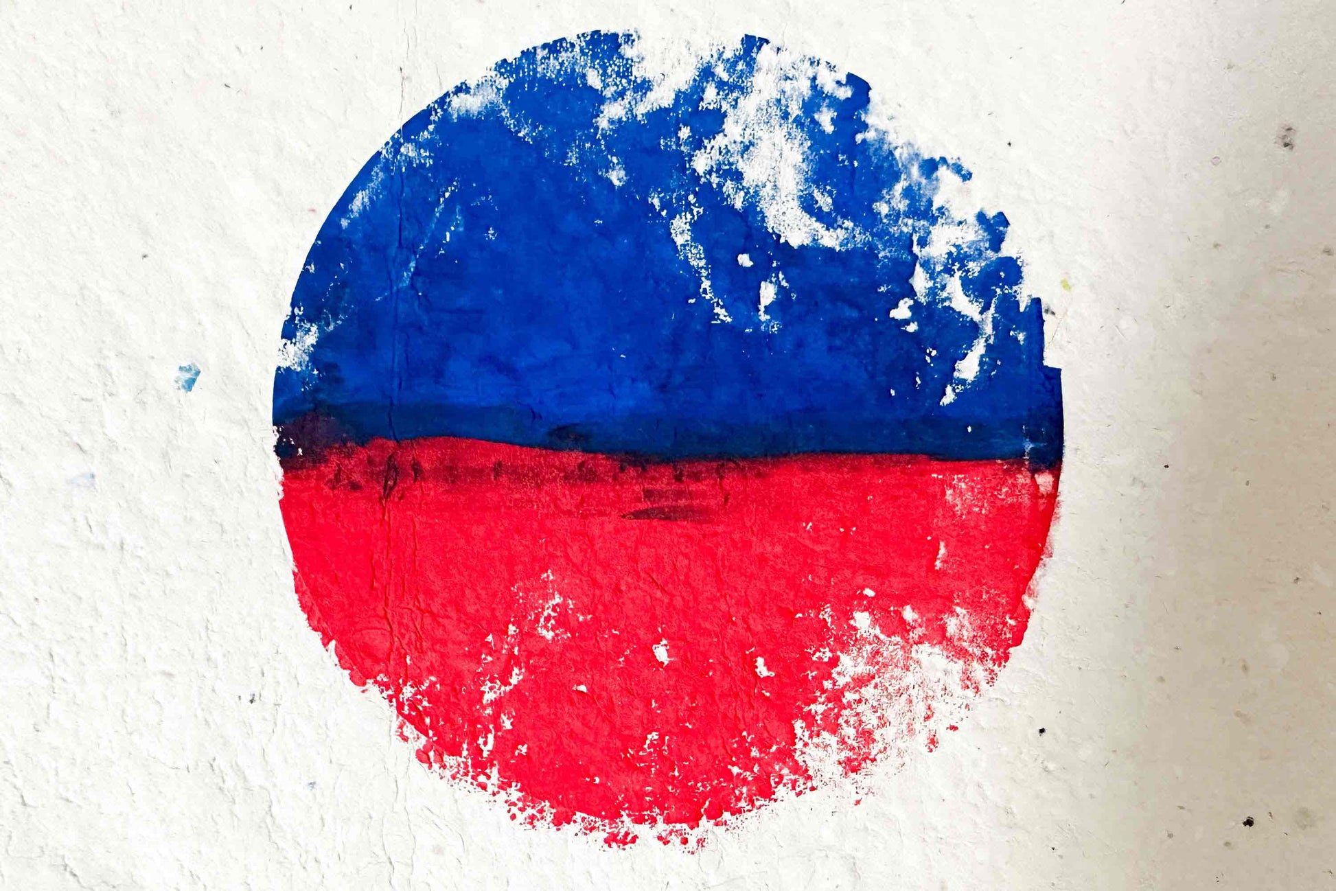 Close up kreisförmiger, blau, roter Siebdruck LAVA auf handgeschöpftem Ppaier