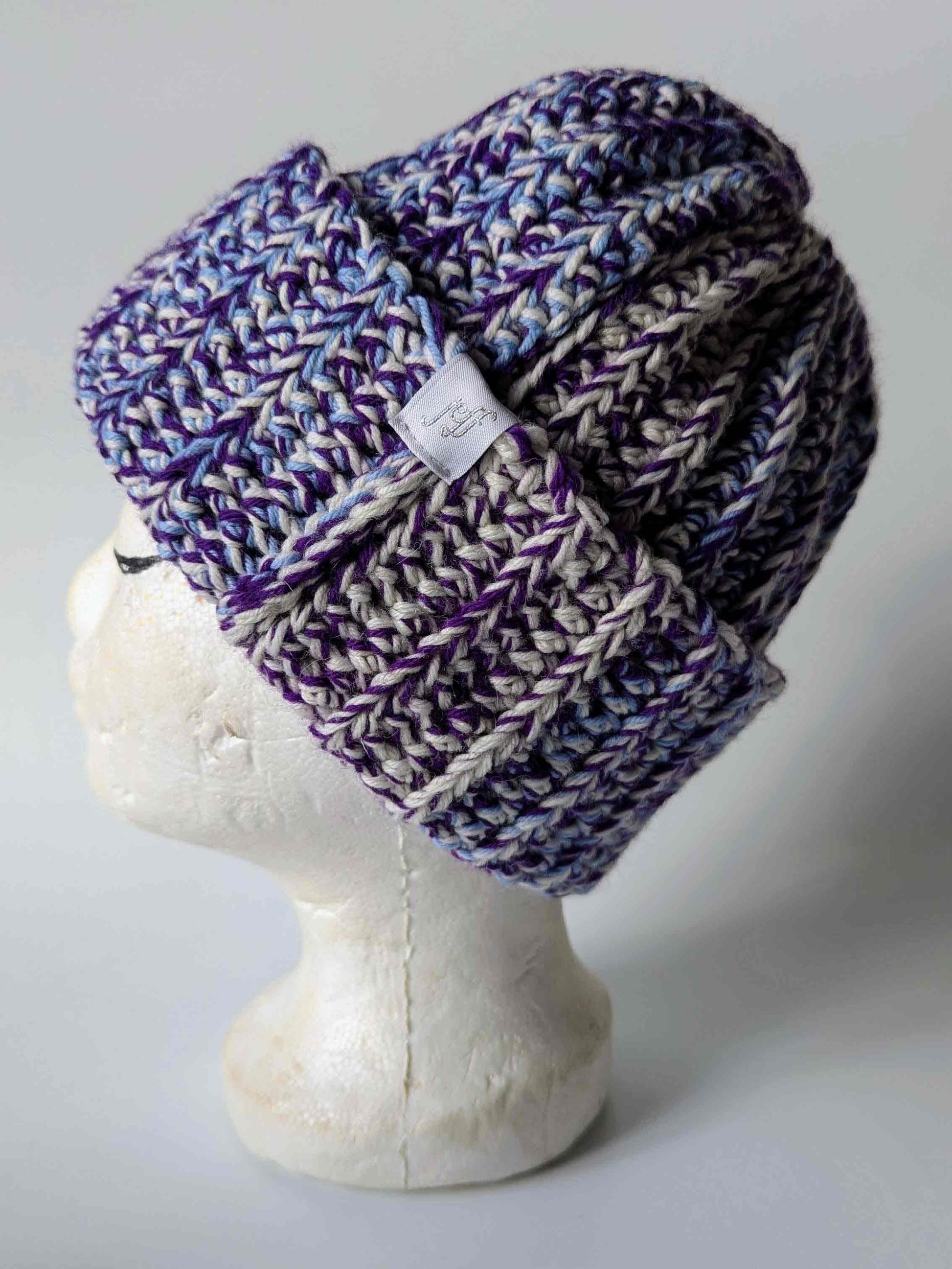 Lila Blau gehäkelte Mütze MAX für den Winter