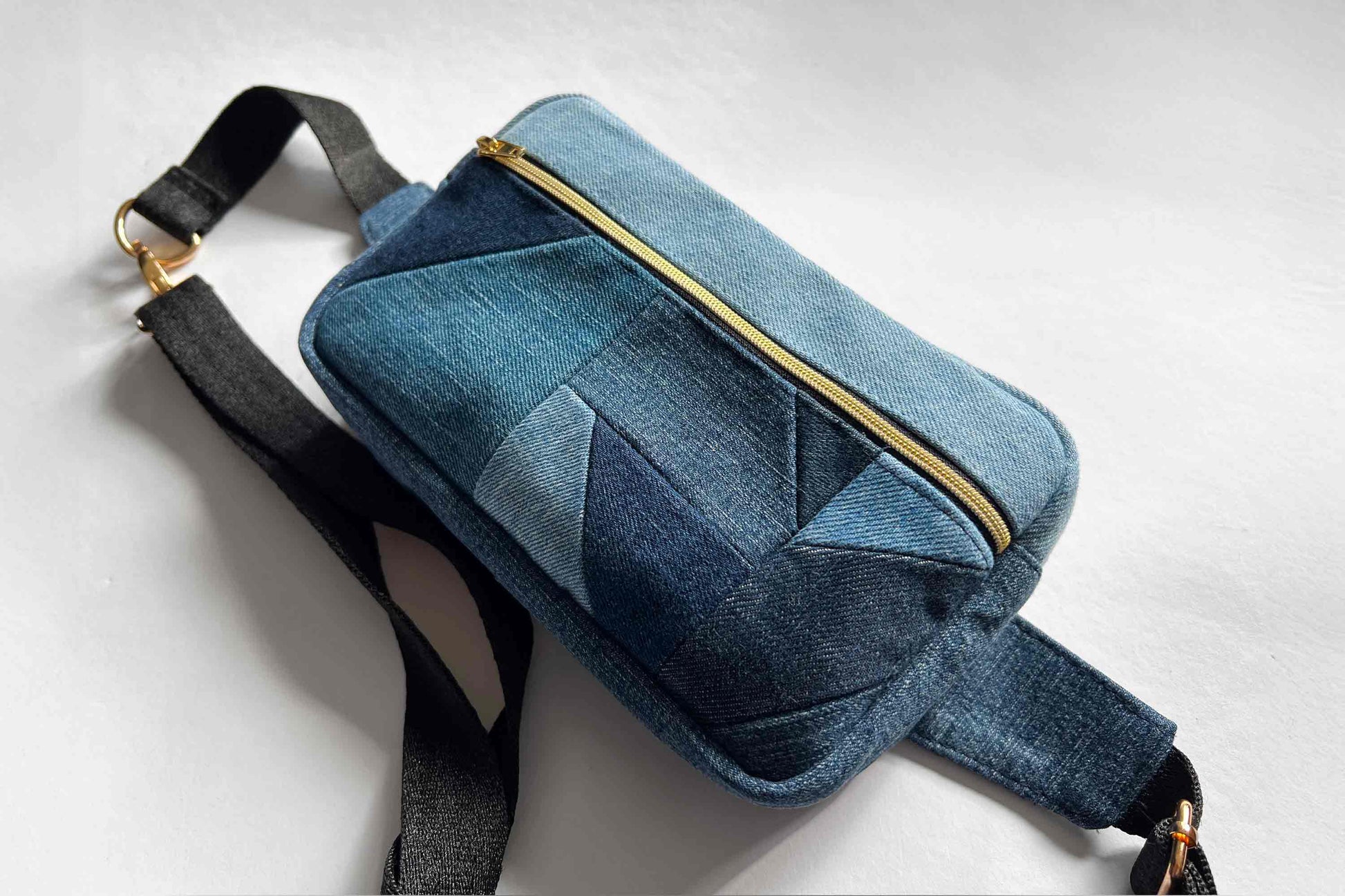 Einzigartige Hipbag ALESSANDRO aus Jeansupcycling mit goldenem Reisverschluss von jeff every piece a friend
