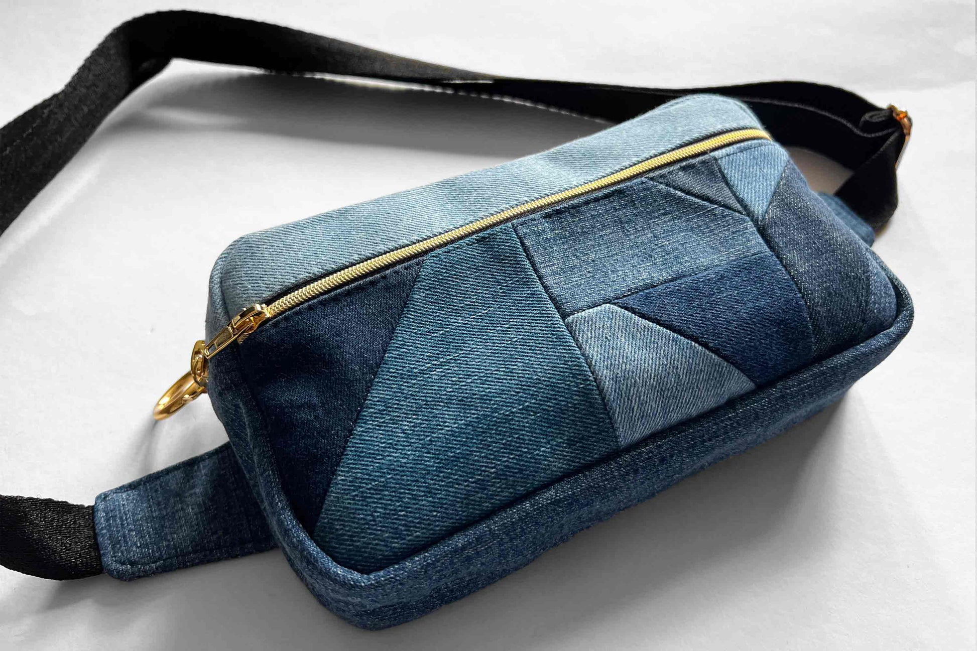 Stylische Hipbag aus Jeansupcycling mit goldenem Reisverschluss von jeff every piece a friend
