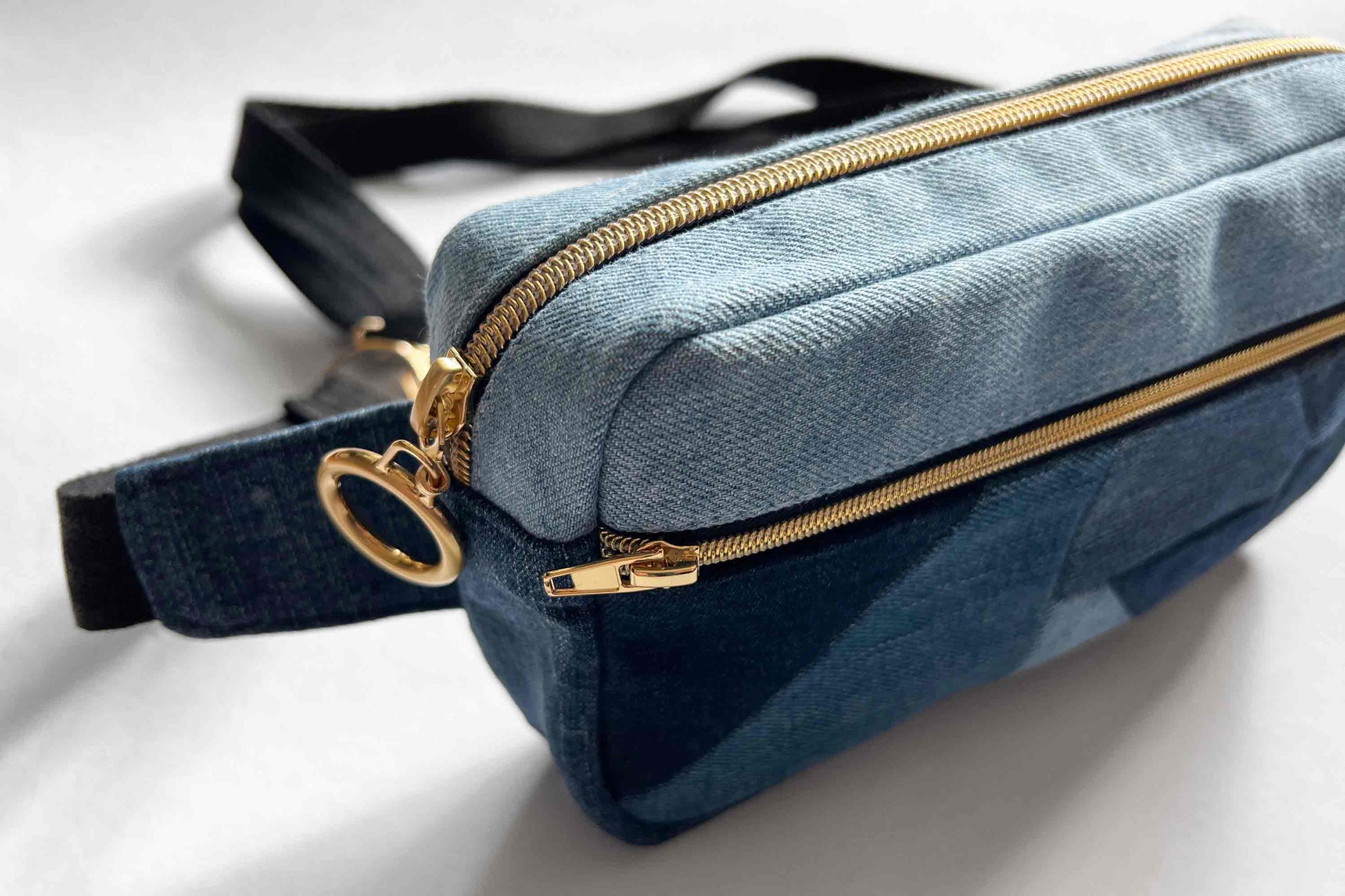 Einzigartige Hipbag ALESSANDRO aus Jeansupcycling mit goldenem Reisverschluss von jeff every piece a friend