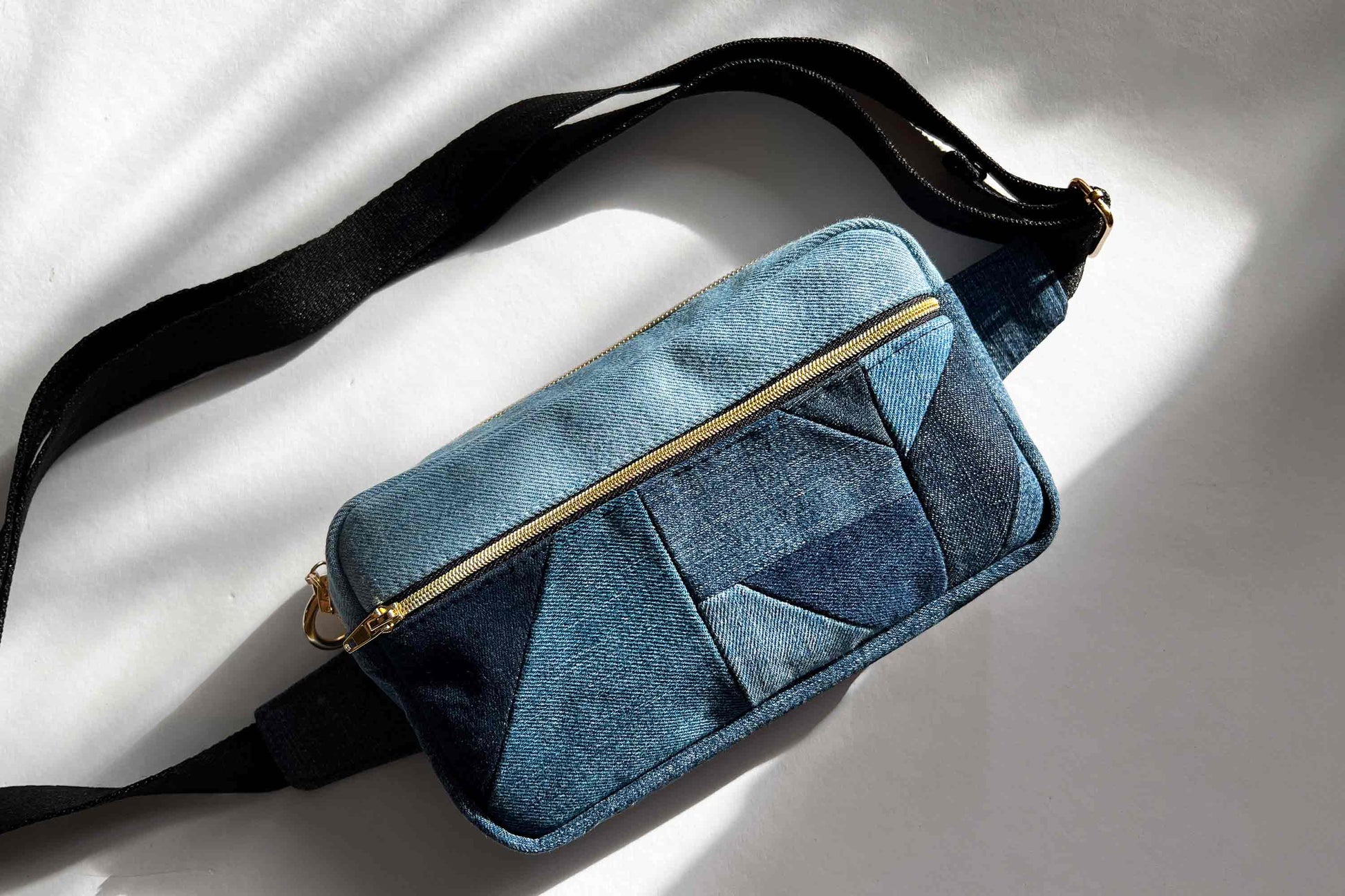 Stylische Hipbag ALESSANDRO aus Jeansupcycling mit goldenem Reisverschluss von jeff every piece a friend