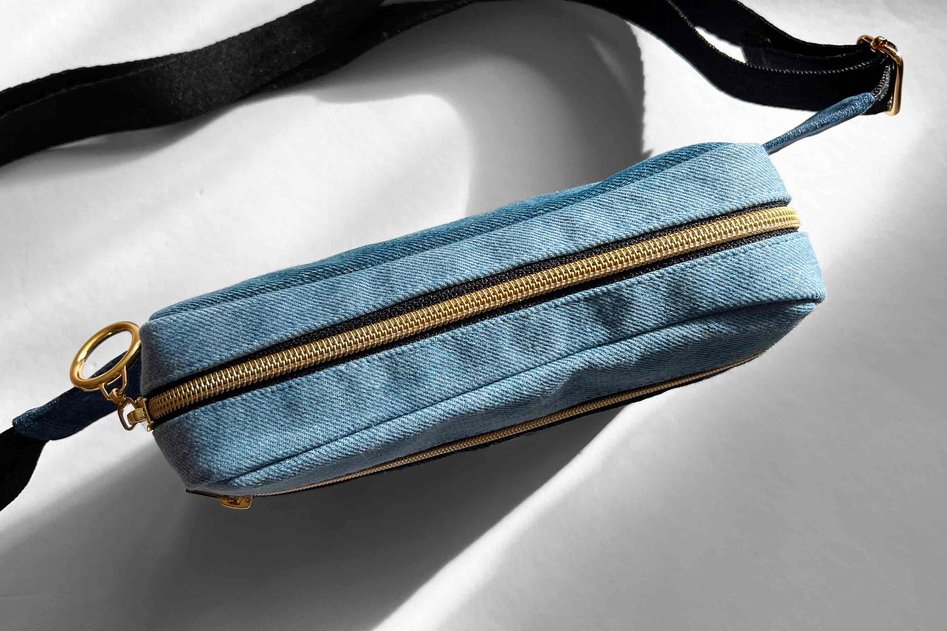 Stylische Hipbag aus Jeansupcycling mit goldenem Reisverschluss von jeff every piece a friend