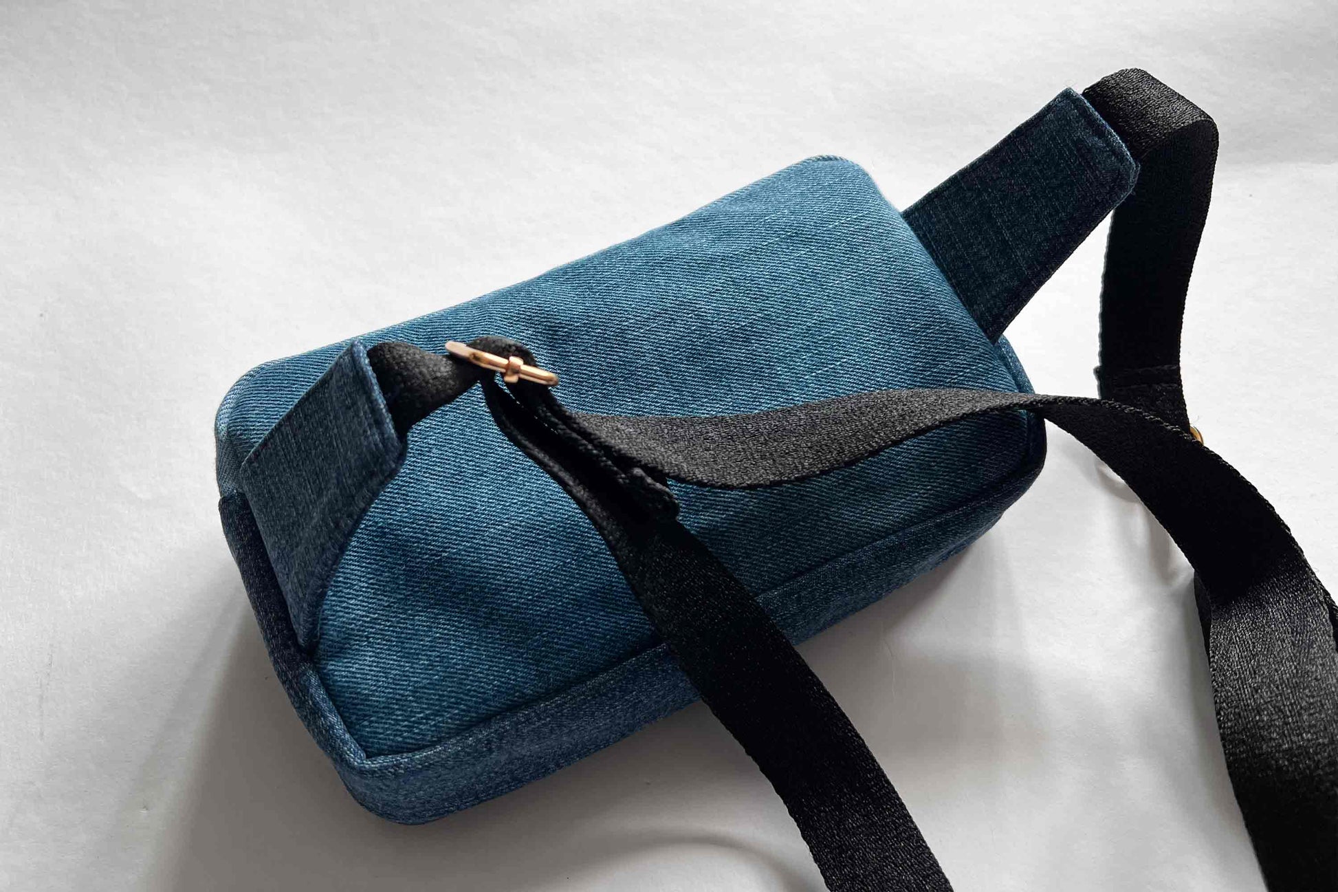 Rückseite der modernen Hipbag zum Umhängen aus Jeansupcycling mit goldenem Reisverschluss von jeff every piece a friend
